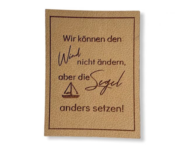 Kunstleder Patch mit Wir können den Wind nicht ändern, aber die Segel anders setzen!