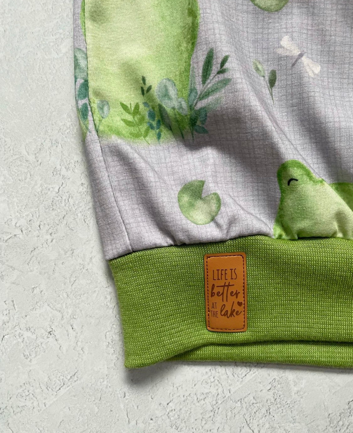 Kunstleder Patch mit Life is better at the lake